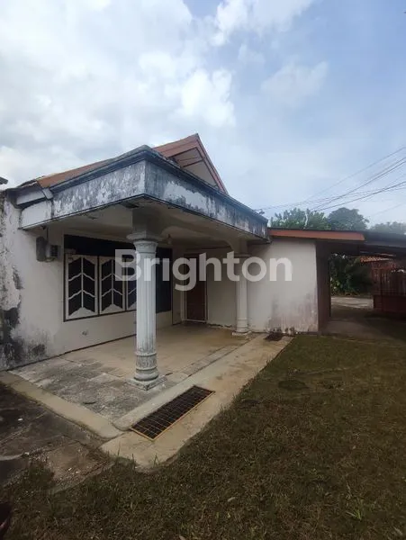 RUMAH DENGAN HALAMAN LUAS PUNCAK SEKUNING PALEMBANG