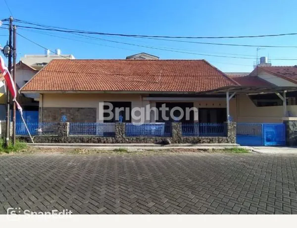 image RUMAH TENGAH KOTA NGAGEL JAYA SELATAN, COCOK UNTUK KANTOR / GUDANG, 2 KAVLING LUAS 20X24 SIAP HUNI ROW 2.5 MOBIL LOSS PAVING (1)
