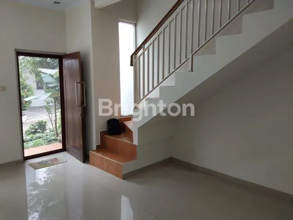 image DI JUAL RUMAH CANTIK 2 LANTAI (2)