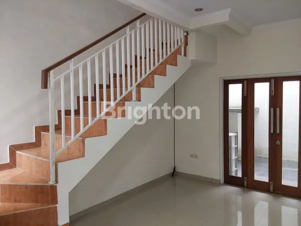 image DI JUAL RUMAH CANTIK 2 LANTAI (3)