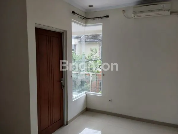 image DI JUAL RUMAH CANTIK 2 LANTAI (5)