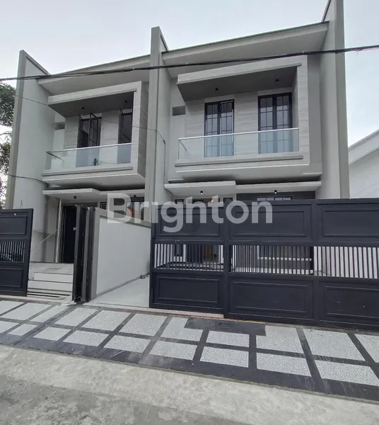 image RUMAH 2 LANTAI DHARMAHUSADA INDAH, HANYA 2 MENIT KE GALAXY MALL (1)