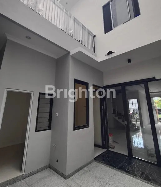 image RUMAH 2 LANTAI DHARMAHUSADA INDAH, HANYA 2 MENIT KE GALAXY MALL (8)