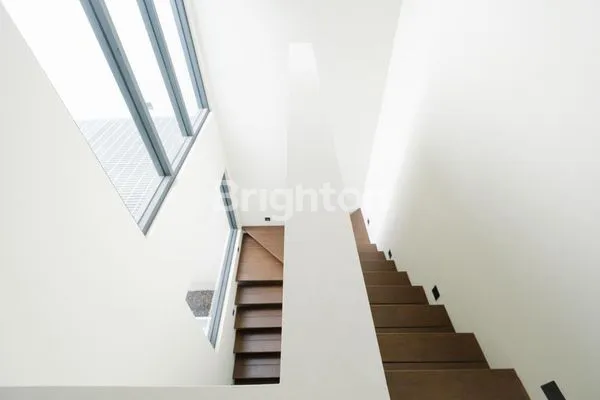 image RUMAH 3 LANTAI DISAIN MODERN CLUSTER DISCOVERY BINTARO JAYA (7)