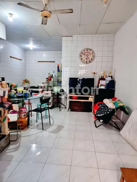image RUMAH CANTIK 2,5 LANTAI STRATEGIS DI TOMANG, JAKARTA BARAT (4)