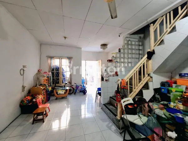 image RUMAH CANTIK 2,5 LANTAI STRATEGIS DI TOMANG, JAKARTA BARAT (5)