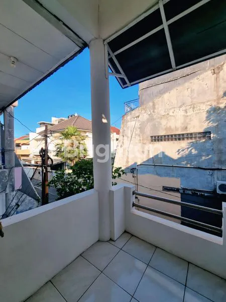 image RUMAH CANTIK 2,5 LANTAI STRATEGIS DI TOMANG, JAKARTA BARAT (3)