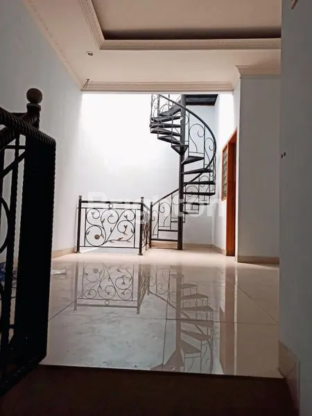 image RUMAH CANTIK & NYAMAN STRATEGIS PINGGIR JALAN UTAMA BEBAS BANJIR DI TANJUNG DUREN JAKARTA BARAT (4)