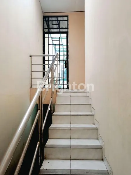 image RUMAH 2,5 LANTAI STRATEGIS JALAN ROW 2 MOBIL JELAMBAR, JAKARTA BARAT (7)