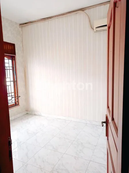 image RUMAH 2,5 LANTAI STRATEGIS JALAN ROW 2 MOBIL JELAMBAR, JAKARTA BARAT (4)