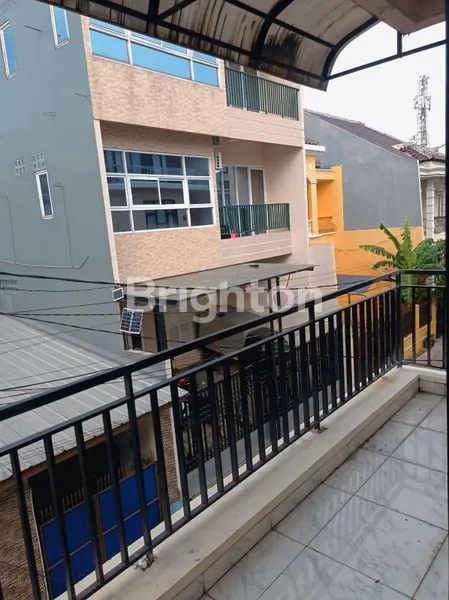 image RUMAH 2,5 LANTAI STRATEGIS JALAN ROW 2 MOBIL JELAMBAR, JAKARTA BARAT (6)