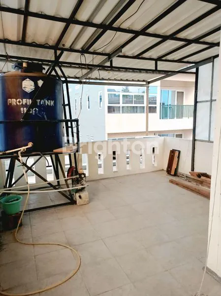 image RUMAH 2,5 LANTAI STRATEGIS JALAN ROW 2 MOBIL JELAMBAR, JAKARTA BARAT (8)