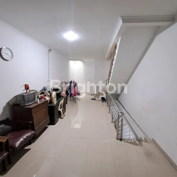 image RUMAH SIAP HUNI 3 LANTAI JELAMBAR (6)