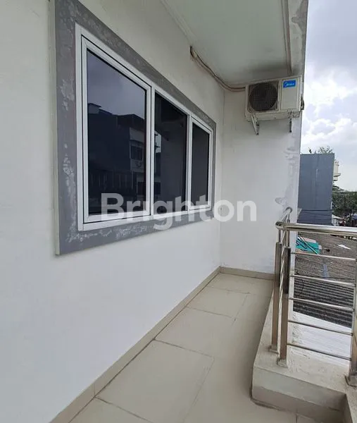 image RUMAH SIAP HUNI 3 LANTAI JELAMBAR (5)