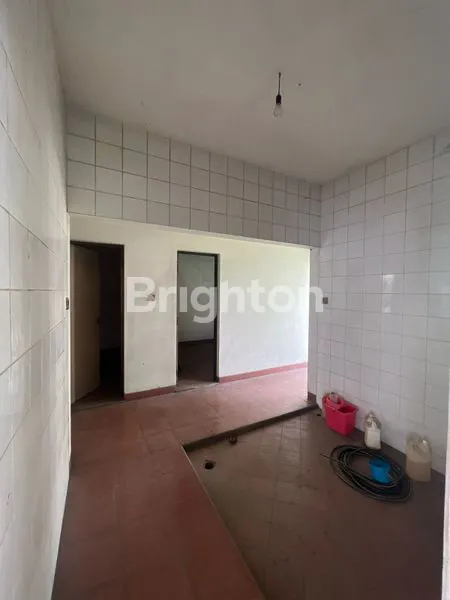 image RUMAH DI JALAN RAYA ARJUNA SURABAYA PUSAT JAWA TIMUR. COCOK DIBUAT CAFE, KANTOR, BANK, DAN USAHA LAINNYA. STRATEGIS KOMERSIL AREA. DEKAT BG JUNCTION MALL, TUNJUNGAN PLAZA, STASIUN PASAR TURI, PUSAT BISNIS. MURAH BANGET (5)