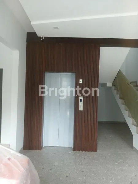 image RUMAH 3 LANTAI BANGUNAN BARU PLUS LIFT POSISI HOEK HARGA MENARIK!!! (3)