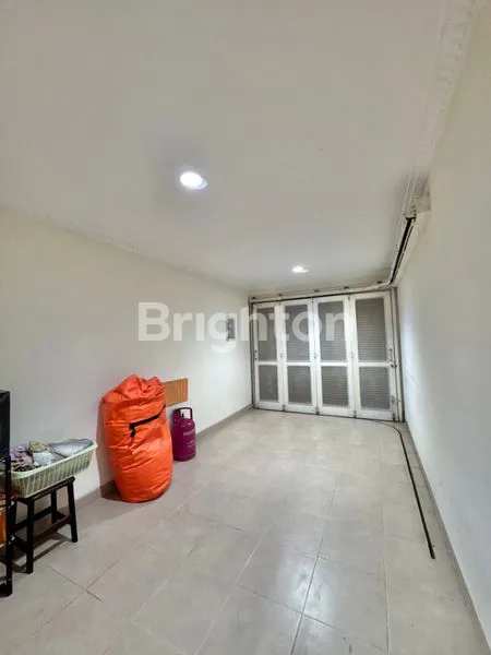 image RUMAH 2 LANTAI ROW 3 MOBIL RAPI TERAWAT SIAP HUNI PURI IDAH (5)