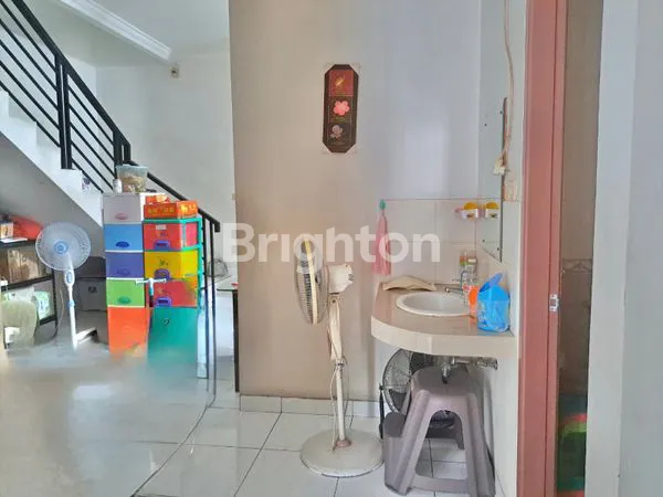 image RUMAH 2½ LANTAI ROW 2 MOBIL SEMI FURNISHED DURI KEPA DEKAT TANJUNG DUREN (4)