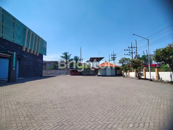 GUDANG BAGUS SIAP PAKAI DI RAYA TAMBAK LANGON, SELANGKAH DARI MARGOMULYO SURABAYA, STRATEGIS HADAP JALAN RAYA, DERETAN DEPO KONTAINER, PARKIR LUAS, DEKAT PINTU TOL MARGOMULYO KE PELABUHAN TANJUNG PERAK & BANDARA JUANDA