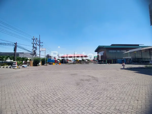 image GUDANG BAGUS SIAP PAKAI DI RAYA TAMBAK LANGON, SELANGKAH DARI MARGOMULYO SURABAYA, STRATEGIS HADAP JALAN RAYA, DERETAN DEPO KONTAINER, PARKIR LUAS, DEKAT PINTU TOL MARGOMULYO KE PELABUHAN TANJUNG PERAK & BANDARA JUANDA (2)
