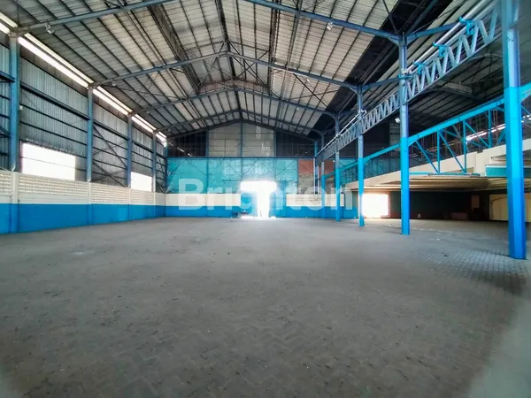 image GUDANG BAGUS SIAP PAKAI DI RAYA TAMBAK LANGON, SELANGKAH DARI MARGOMULYO SURABAYA, STRATEGIS HADAP JALAN RAYA, DERETAN DEPO KONTAINER, PARKIR LUAS, DEKAT PINTU TOL MARGOMULYO KE PELABUHAN TANJUNG PERAK & BANDARA JUANDA (3)