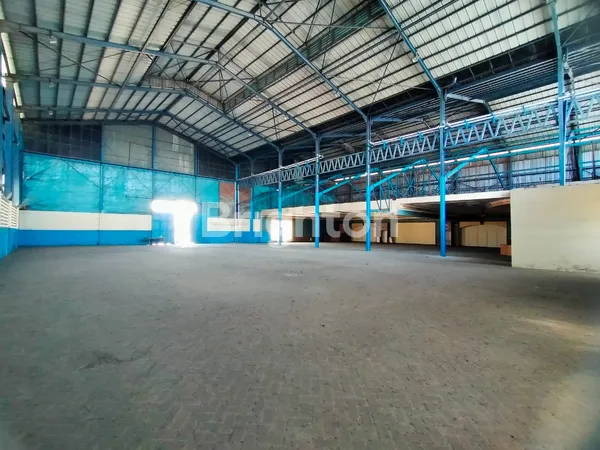 image GUDANG BAGUS SIAP PAKAI DI RAYA TAMBAK LANGON, SELANGKAH DARI MARGOMULYO SURABAYA, STRATEGIS HADAP JALAN RAYA, DERETAN DEPO KONTAINER, PARKIR LUAS, DEKAT PINTU TOL MARGOMULYO KE PELABUHAN TANJUNG PERAK & BANDARA JUANDA (4)