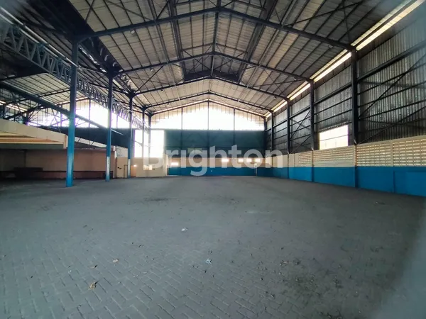 image GUDANG BAGUS SIAP PAKAI DI RAYA TAMBAK LANGON, SELANGKAH DARI MARGOMULYO SURABAYA, STRATEGIS HADAP JALAN RAYA, DERETAN DEPO KONTAINER, PARKIR LUAS, DEKAT PINTU TOL MARGOMULYO KE PELABUHAN TANJUNG PERAK & BANDARA JUANDA (5)