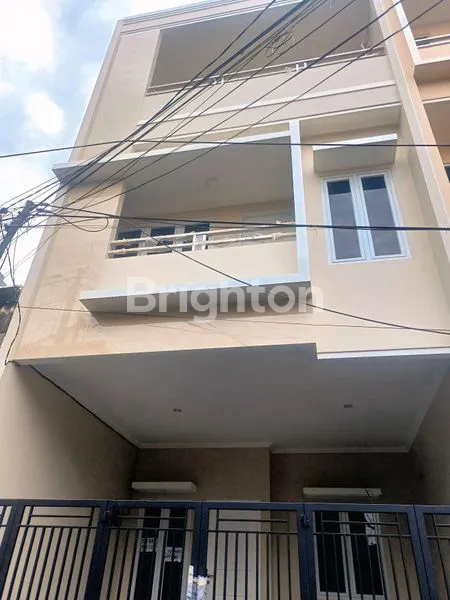 image RUMAH BARU 3 LANTAI DESAIN BAGUS MINIMALIS MODERN LOKASI NYAMAN & STRATEGIS, BEBAS BANJIR DI TANJUNG DUREN, JAKARTA BARAT (1)