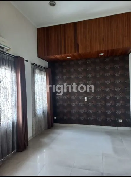 image RUMAH 2 LANTAI KLASIK DI TAMAN ARIES JAKARTA BARAT (4)