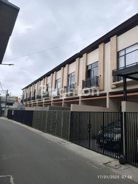 image RUMAH BARU 2 LANTAI SIAP HUNI STRATEGIS DAERAH CENGKARENG JAKARTA BARAT (1)