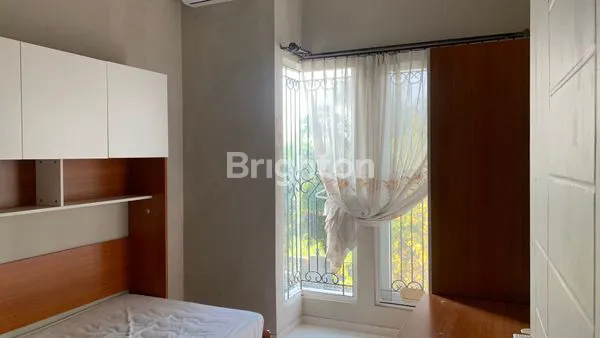 image RUMAH MODERN MINIMALIS YANG 2 LT FULL FURNISHED DEKAT RAYA MERR DAN GALAXY MALL SERTA ITS DAN IPH DAN TOLL JUANDA (7)