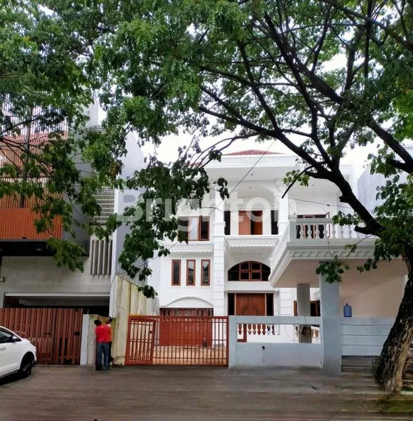 image RUMAH MEWAH 3 LANTAI DI PEMUDA, POOL READY, ONE GATE SYSTEM (1)