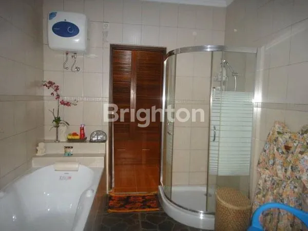 image LOKASI DALAM PERUMAHAN DEKAT CITRA LAND UBUNG KAJA, RUMAH STYLE BALI 2 LT 6 BR LUAS 250 M² (4)