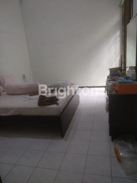 image JUAL CEPAT BUTUH CEPAT LAKU RUMAH 1 LANTAI RUNGKUT SIAP HUNI ROW JALAN SANGAT LEBAR ADA SPACE DEPAN RUMAH BISA UNTUK TERIMA JAHITAN (4)