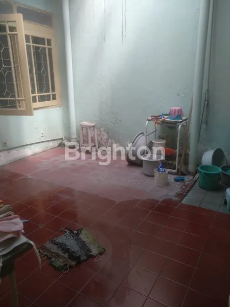 image JUAL CEPAT BUTUH CEPAT LAKU RUMAH 1 LANTAI RUNGKUT SIAP HUNI ROW JALAN SANGAT LEBAR ADA SPACE DEPAN RUMAH BISA UNTUK TERIMA JAHITAN (2)