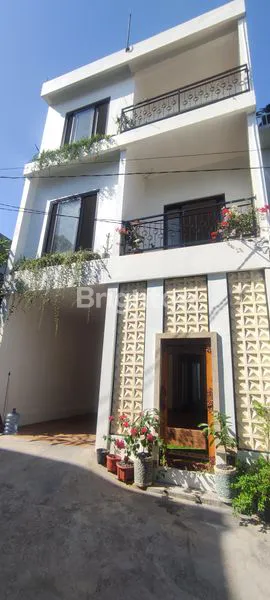 image RUMAH 3 LANTAI DENGAN 6 KAMAR DI JANTUNG KUTA UTARA INI COCOK UNTUK USAHA & HUNIAN (1)
