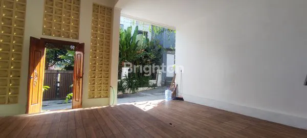 image RUMAH 3 LANTAI DENGAN 6 KAMAR DI JANTUNG KUTA UTARA INI COCOK UNTUK USAHA & HUNIAN (8)