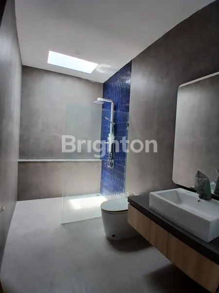 image RUMAH 3 LANTAI BANGUNAN BARU PLUS LIFT POSISI HOEK HARGA MENARIK!!! (7)