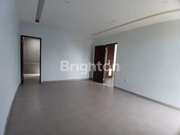 image RUMAH 3 LANTAI BANGUNAN BARU PLUS LIFT POSISI HOEK HARGA MENARIK!!! (8)