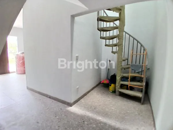 image RUMAH 3 LANTAI BANGUNAN BARU PLUS LIFT POSISI HOEK HARGA MENARIK!!! (6)