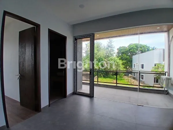 image RUMAH 3 LANTAI BANGUNAN BARU PLUS LIFT POSISI HOEK HARGA MENARIK!!! (2)