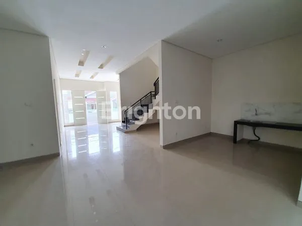 image RUMAH 2 LANTAI BARU GRESS DENGAN ROW JALAN 3 MOBIL DI  MANYAR JAYA (4)