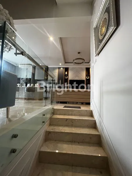 image RUMAH MEWAH DI MADJA RESIDENCE AT PURI DAERAH MERUYA SELATAN, FULL FURNISH DAN SANGAT LUX (7)