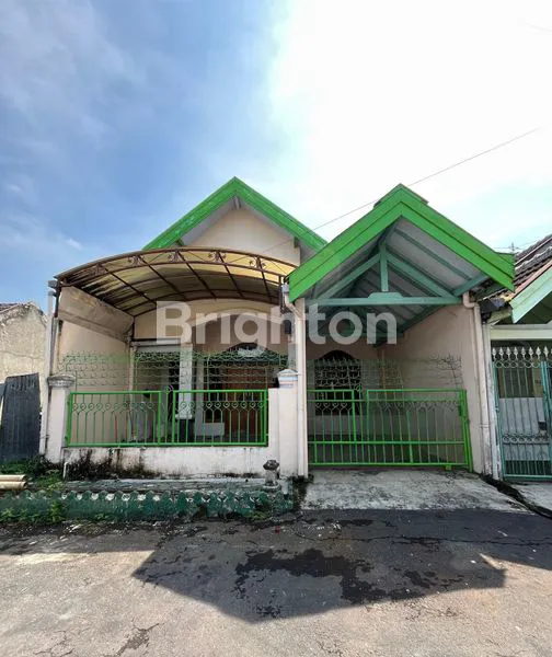 image RUMAH KLASIK 2 LANTAI SIAP HUNI (1)