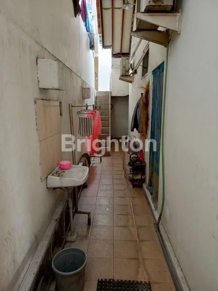 image SIAPA CEPAT, DIA DAPAT : PASSIVE INCOME DOUBLE TERJAMIN : RUMAH KOS 50 KAMAR DIDEPANNYA  ADA MINI MARKET  TERLETAK  DIJALAN UTAMA YANG RAMAI (5)