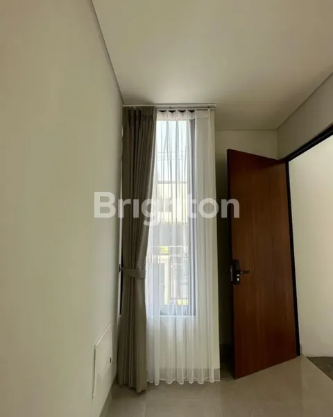 image DIJUAL CEPAT RUMAH TYPE 112 MEMILIKI FASILITAS KAMAR TIDUR 3 + 1 DAN AREA HIJAU YANG LUAS, PLUS DILENGKAPI DENGAN SMART HOME SYSTEM. (4)