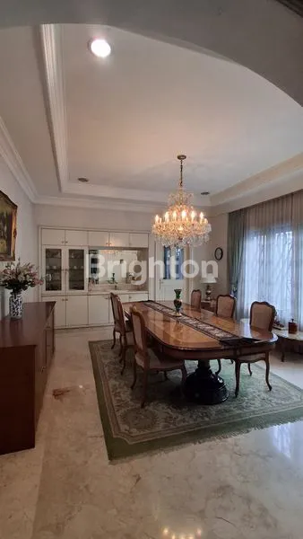 RUMAH DUA LANTAI MEWAH DAN MEGAH HOOK DI KAWASAN ELIT LOKASINYA SANGAT SANGAT STRATEGIS KEBAYORAN BARU JAKARTA SELATAN