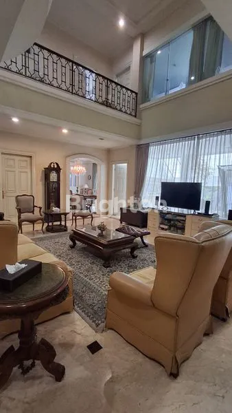 image RUMAH DUA LANTAI MEWAH DAN MEGAH HOOK DI KAWASAN ELIT LOKASINYA SANGAT SANGAT STRATEGIS KEBAYORAN BARU JAKARTA SELATAN  (5)