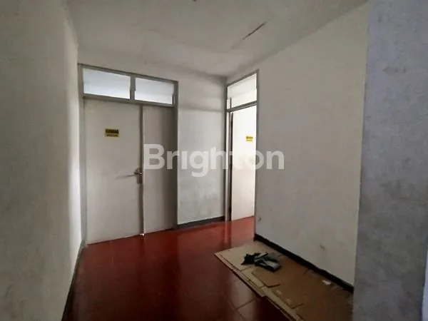 image MILIKI  RUKO 2 LT DIPINGGIR JALAN RAYA, DI JUAL.CEPAT DI BAWAH HARGA PASARAN, MASIH AKTIF UNTUK USAHA DI SEMARANG (7)