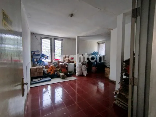 image MILIKI  RUKO 2 LT DIPINGGIR JALAN RAYA, DI JUAL.CEPAT DI BAWAH HARGA PASARAN, MASIH AKTIF UNTUK USAHA DI SEMARANG (5)